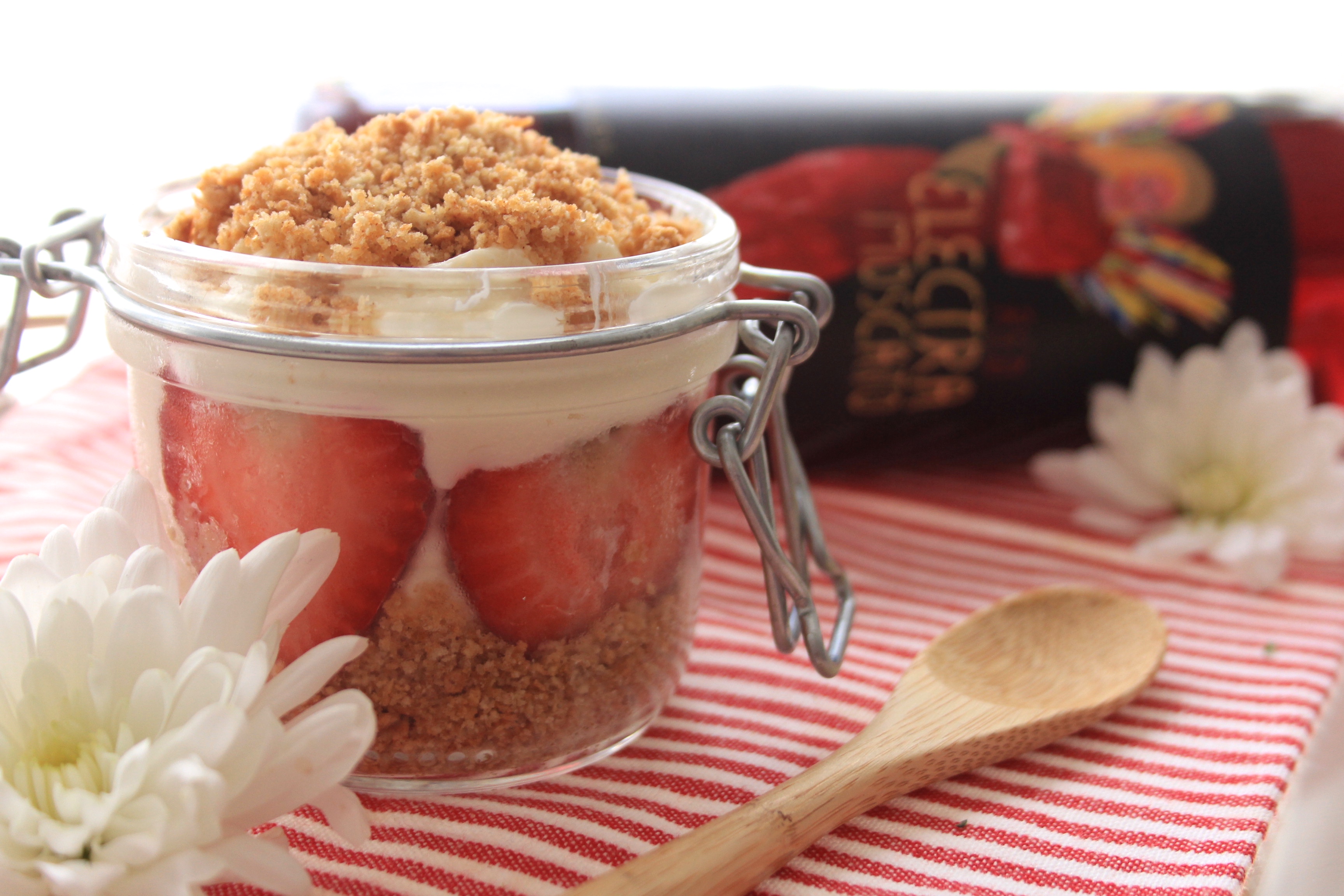 Cheesescake and strawberries in a cannin gjar with Red Electra Moscato