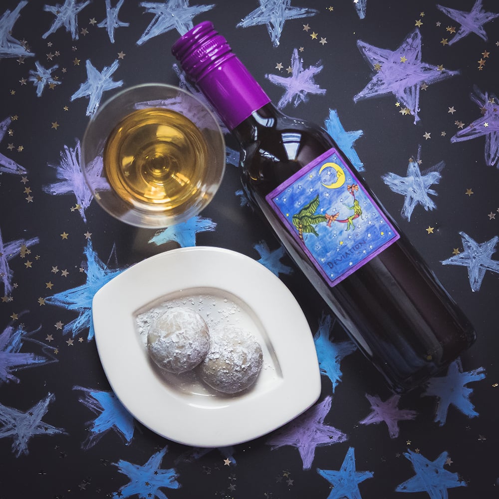 Pfeffernüsse cookies with Deviation dessert wine on a starry background